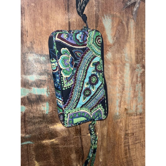 Vera Bradley lot : Wallet, 2 Zip Cases, Wristlet And Tech Case - Picture 12 of 12